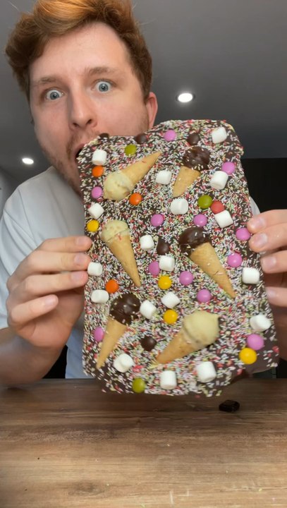 Une tablette de chocolat glace mini cône 😍 un vrai régal 💪✨Tu as déjà testé de personnaliser ta tablette de chocolat ?