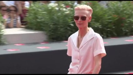 Tilda Swinton sul red carpet a Venezia per "Broken English"