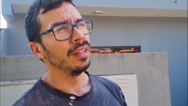 Quebrou a telha, aí ele caiu de quatro metros de altura , afirma colega de trabalhador sofreu acidente em prédio