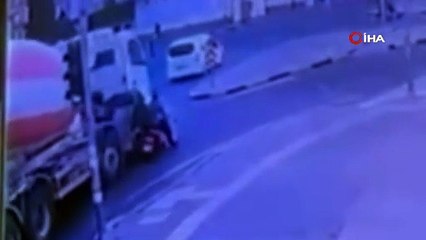 Motosiklet sürücüsünün ölümden kıl payı kurtulduğu anlar kamerada