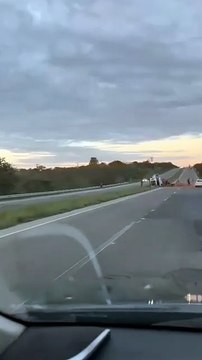 Caminhão carregado com materiais de construção tomba em rodovia federal na Bahia.