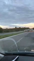Caminhão carregado com materiais de construção tomba em rodovia federal na Bahia.