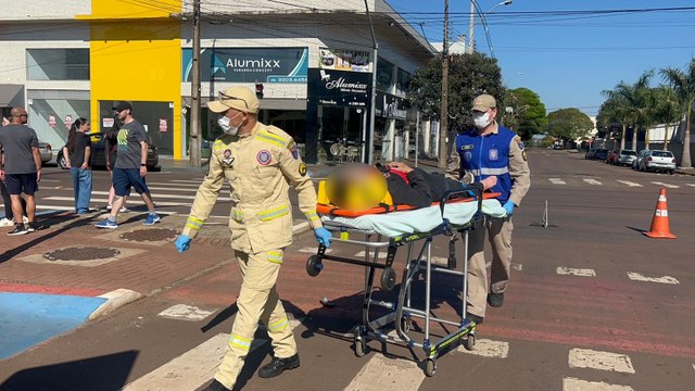 Batida entre Corsa e moto deixa mulher ferida na Avenida Brasil, em Cascavel