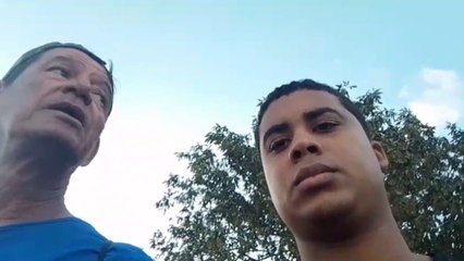 O ativista Mateus Odorico e o líder comunitário Edmundo Campos, cobram o serviço de capinamento e a construção de uma área de lazer na Rodovia BA-099, localizada no bairro Jardim das Margaridas, em Salvador.