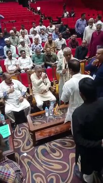 বরিশাল শিল্পকলা একাডেমিতে অনুষ্ঠিত “বরিশাল বিভাগীয় ব্যবসায়ী ফোরামের মতবিনিময় সভা ২০২৫” এ বিএনপির স্থায়ী কমিটির সদস্য আমির খসরু মাহমুদ চৌধুরীর সাথে বরিশাল বিভাগের সহ-সাংগঠনিক সম্পাদক আকন কুদ্দুসুর রহমানের প্রকাশ্যে বাগবিতণ্ডা!