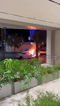 Carro pega fogo em frente a shopping em BH
