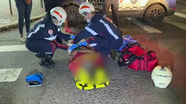 Acidente entre moto e carro mobiliza socorristas na Avenida JK em Cascavel