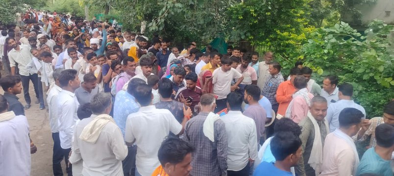 पोरसा, कैलारस में खाद के लिए मारामारी: कई बार लाइन में लग रहा किसान