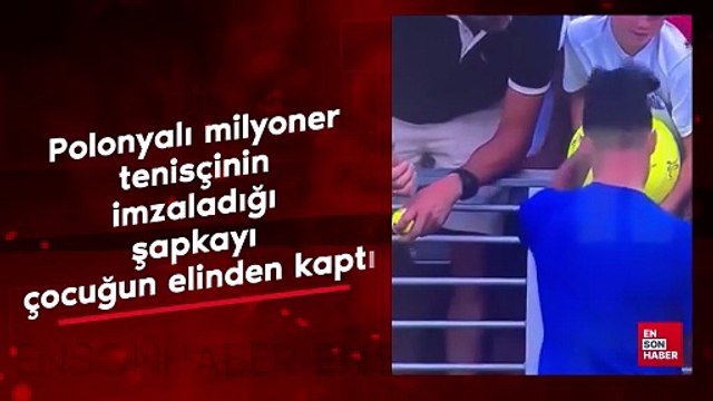 Polonyalı milyoner tenisçinin imzaladığı şapkayı çocuğun elinden kaptı
