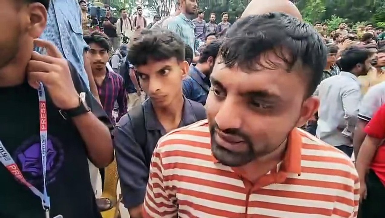 রাজশাহী বিশ্ববিদ্যালয়ে বহিরাগত নিয়ে এসে ত্রাস তৈরীর চেষ্টা চালাচ্ছে ছাত্রদল।  রাবি ছাত্রদলের বিক্ষোভে রাজশাহী সরকারি সিটি কলেজ ছাত্রদলের সদস্য সচিব এমদাদুল হক লিমনকে সাংবাদিকরা প্রশ্ন করলে, তিনি জবাব দেন তিনি রাবির বাংলা বিভাগের শিক্ষার্থী।