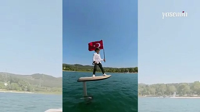 Minik Zayn Sofuoğlu'ndan 30 Ağustos’ta denizde Türk bayrağını dalgalandırdı