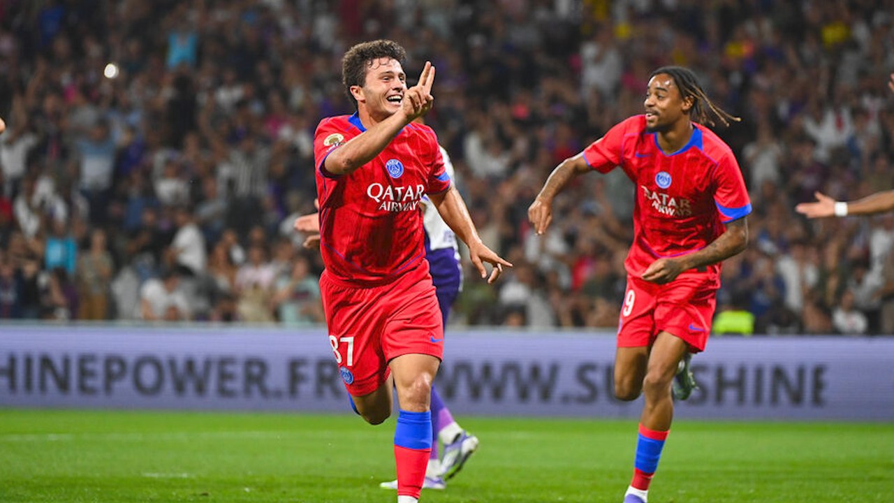 Le PSG s'impose largement 6-3 à Toulouse grâce à un triplé de João Neves