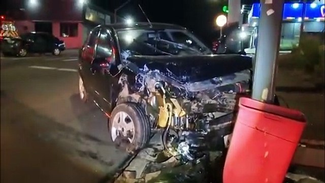 Forte colisão destrói veículos, danifica ponto de ônibus e deixa dois feridos no Periolo