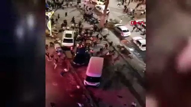 Kavga değil sanki savaş! Onlarca kişi taş ve sopalarla birbirine girdi