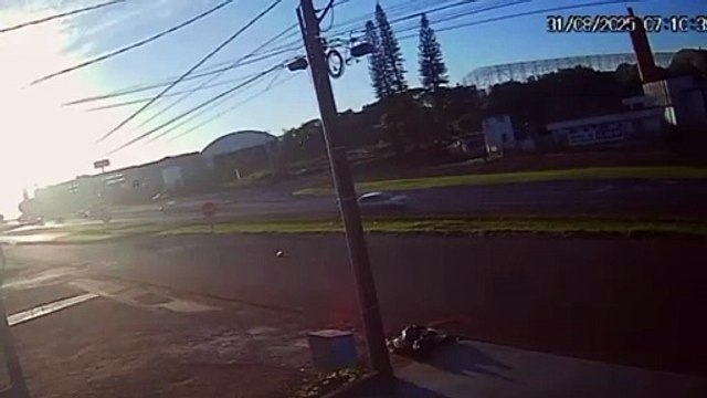 Câmera flagra Audi invadindo pista contrária e colidindo frontalmente com Agile na BR-277 em Cascavel