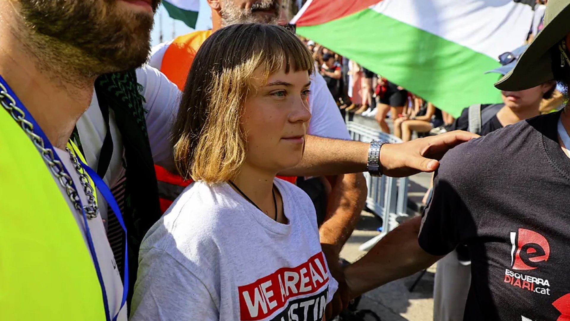La Global Sumud Flotilla zarpa hoy desde el puerto de Barcelona rumbo a la Franja de Gaza. Forman parte de la misi�n personajes como la activista Greta Thunberg o la ex alcaldesa de Barcelona Ada Colau.

La joven sueca se dirigi� a los medios de comunicaci�n: "La historia trata de c�mo el mundo puede permanecer en silencio y c�mo quienes ostentan el poder, quienes se supone que nos representan, traicionan y fallan de todas las maneras posibles a los palestinos y a todos los pueblos oprimidos del mundo".