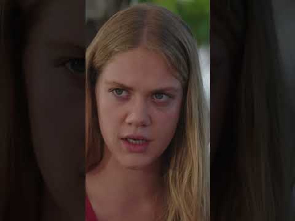 اطلعي على النص المليان من الكاسة 😂 | مسلسل حكاية بودروم #حكاية_بودروم #bodrummasalı #kanald #shorts