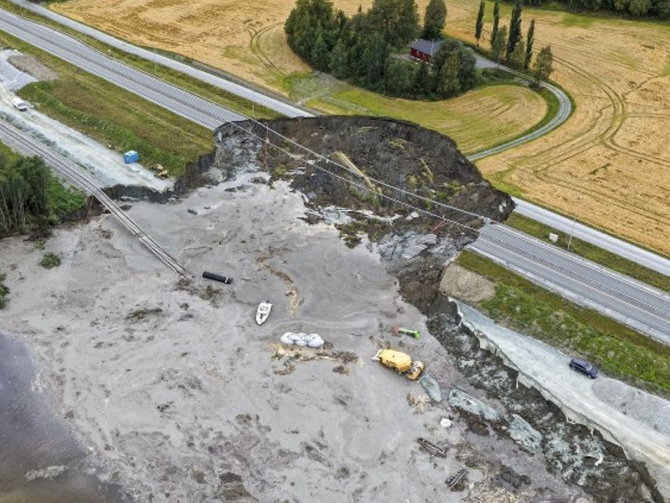 Norwegen: Erdrutsch reißt Straße und Schienen in die Tiefe