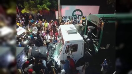 Accidente múltiple entre camión, camioneta y motor deja seis muertos