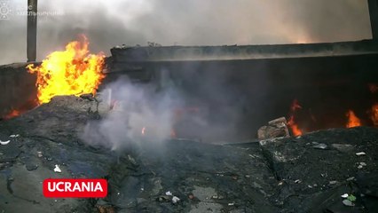 Bomberos ucranianos trabajaron entre las ruinas tras ataque ruso