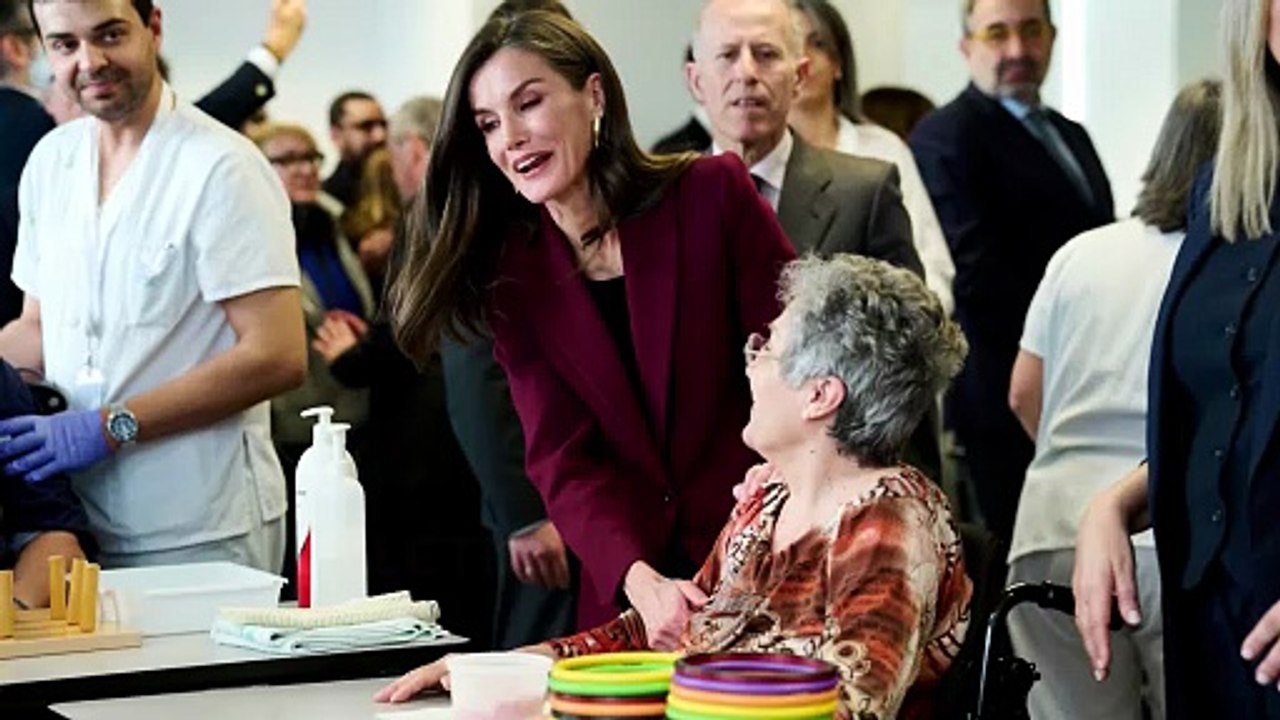 Una nuova Letizia di Spagna: la regina si emoziona con i pazienti paraplegici