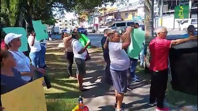 Inquilinos de los barrios Cuba y la Esperanza, reclaman indemnización ante los desalojos de viviendas y negocios para ampliar la avenida República de Colombia.