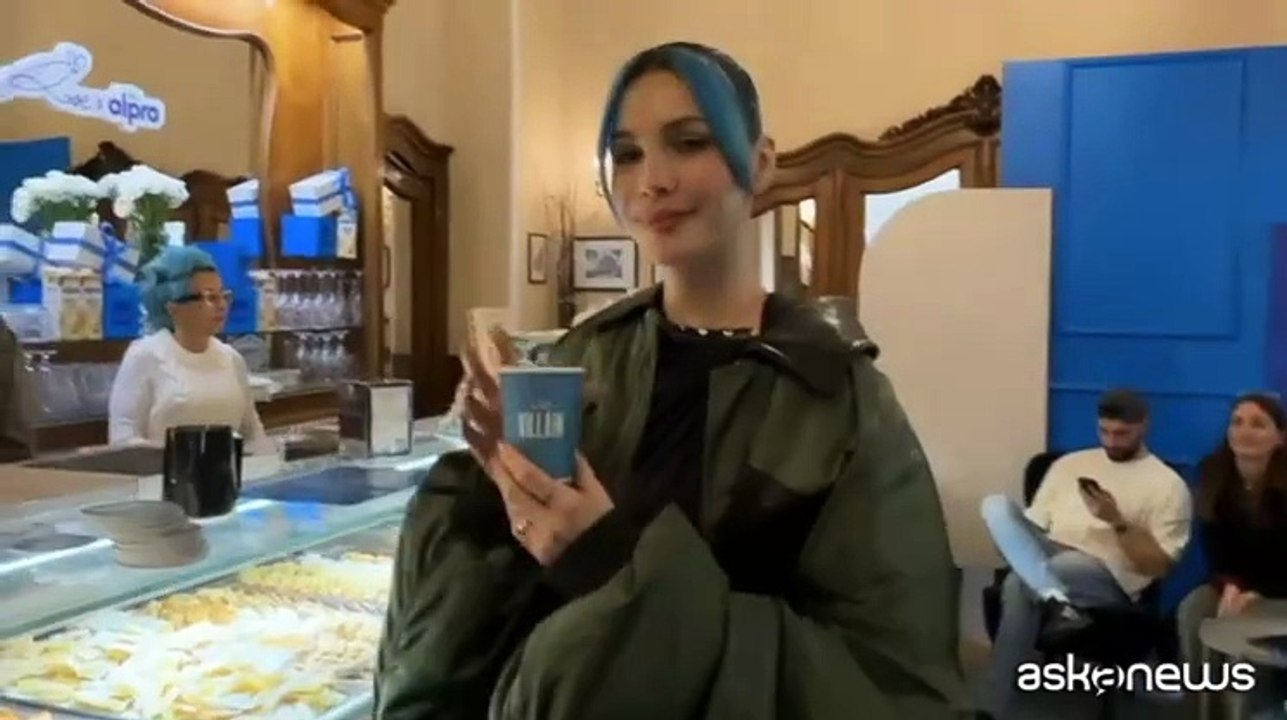 Rose Villain apre il suo caffè a Sanremo. E il cappucino è blu