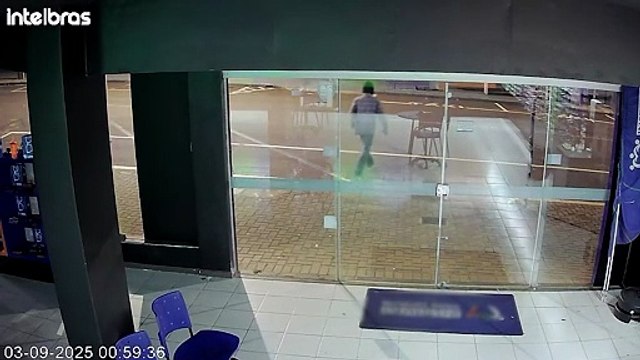 Criminoso quebra porta de loja e furta caixa de som no Centro de Cascavel