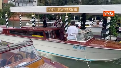 Venezia 82, Fotinì Peluso saluta i fotografi al suo arrivo al Lido a bordo di un taxi acqueo