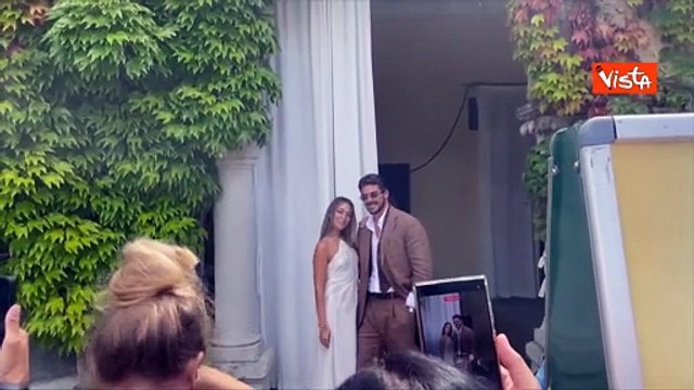 Venezia 82, il bacio di Angela Caloisi e Paolo Crivellin davanti ai fotografi al Lido