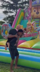 El divertido vídeo Rodrygo haciendo lucha libre con su hermana