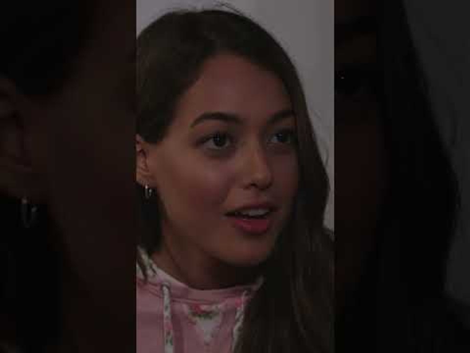 وجهك بيشبه الإيموجي يا علاء 😂 | مسلسل حكاية بودروم #حكاية_بودروم #bodrummasalı #kanald #shorts
