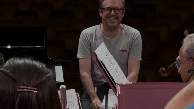 Accademia Santa Cecilia, sorpresa per i 50 anni del maestro Harding: l'orchestra suona «Tanti auguri» e lui sgrana gli occhi e sorride