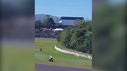 Vídeo mostra moto "rodopiando" no ar após acidente em curva no Moto1000GP