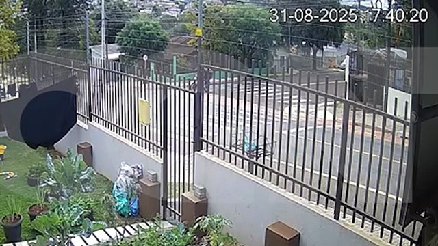 Câmeras flagram queda de motociclista que se enroscou em fios soltos no Floresta