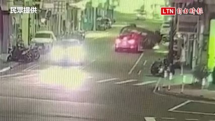 苗栗頭份Lexus休旅車轉彎 賓士被「撬」翻四輪朝天畫面曝光