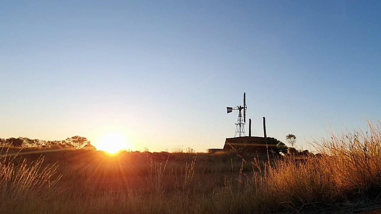 FREE Outback Camping at Bonney Well - STUNNING Sunset Near Devils Marbles NT