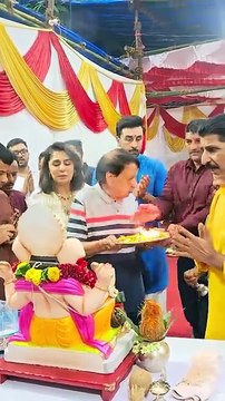 the guy in the maroon shirt is ranbir’s bodyguard. ganpati visarjan scenes with rk and the mothership ranbir kapoor neetu kapoor