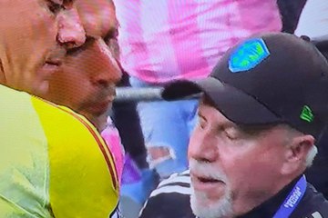 Cazan a Luis Suárez escupiendo a un integrante de los Sounders en la gran tangana de la League Cup