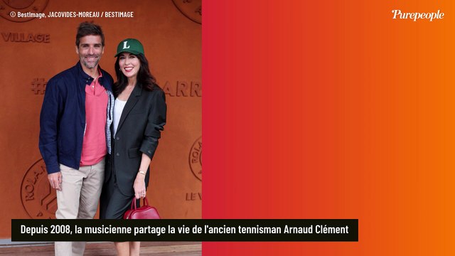 Nolwenn Leroy et son fils Marin (8 ans) : cheveux longs et dans les bras de sa maman, face à un paysage choisi soigneusement