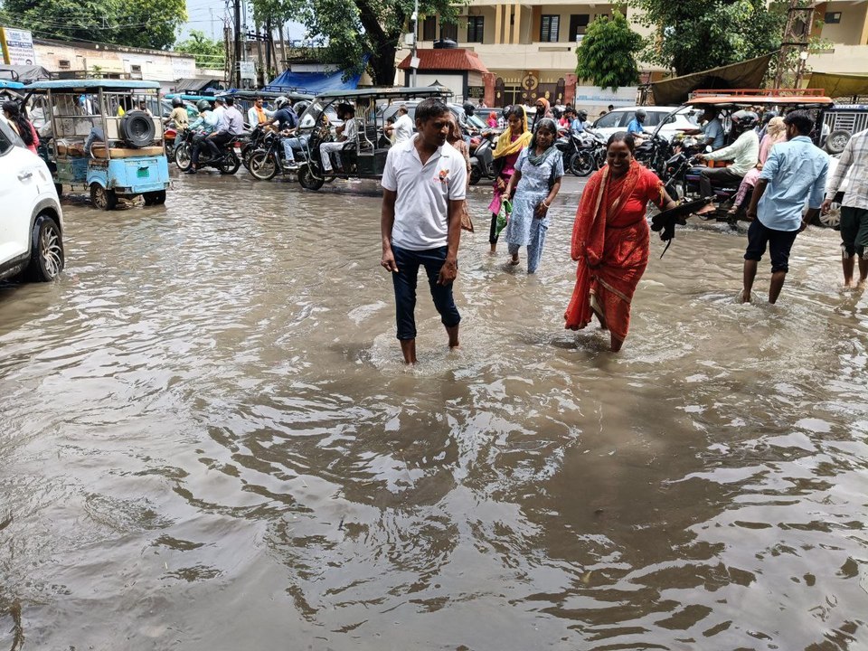 अलवर में झमाझम बारिश, जगह-जगह सड़कों पर भरा पानी