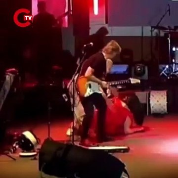 Ünlü sanatçı Tuğçe Kandemir sahneye çıkarken düştü