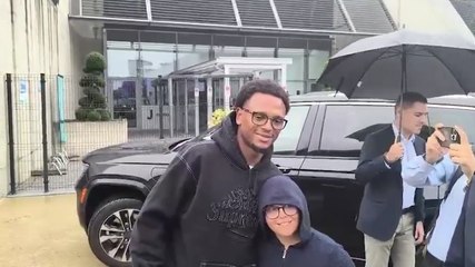 Openda conquista subito i tifosi: foto e autografi sotto la pioggia