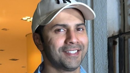 फैमिली संग रेस्टोरेंट के बाहर स्पॉट हुए Varun Dhawan