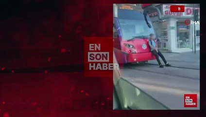 Bursa’da tramvayın arkasında tehlikeli yolculuk