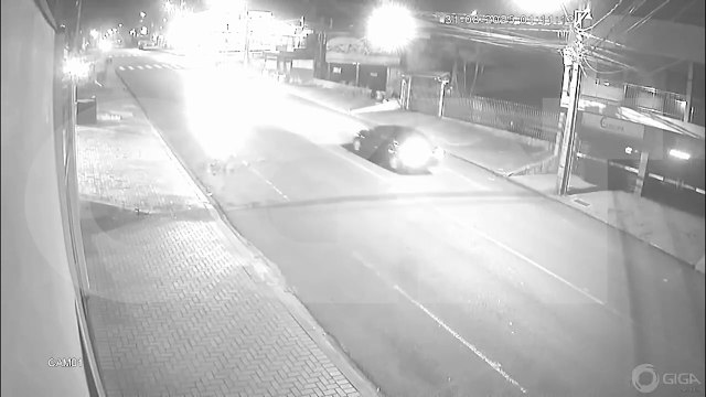 Câmera mostra carro destruindo ponto de ônibus após acidente no Periolo