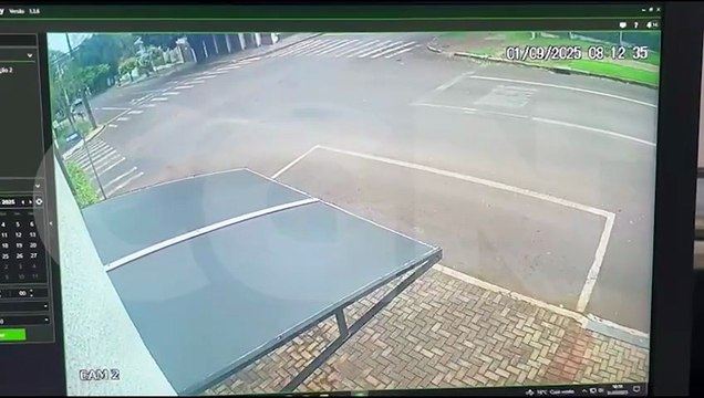 Câmera registra acidente em Cascavel: Civic é projetado contra Strada após colisão com Pajero