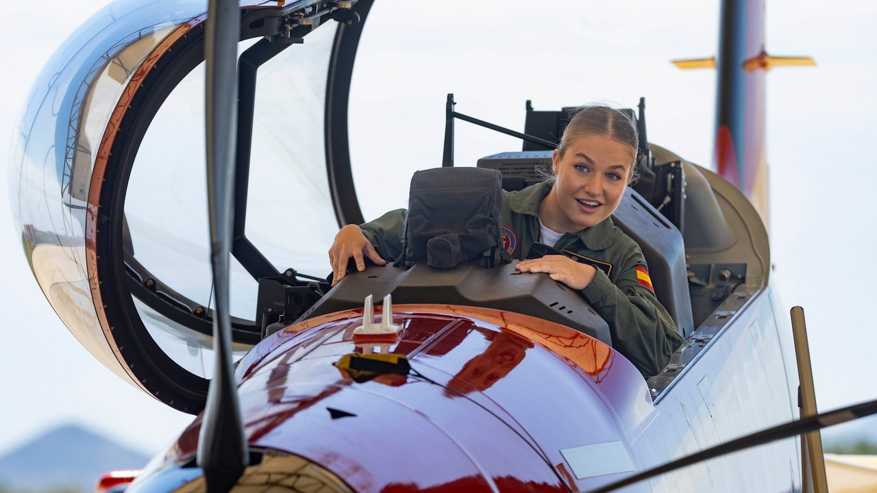 Leonor sube por primera vez al avión con el que aprenderá a volar, el Pilatus PC-21