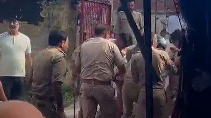 चेकिंग के नाम पर दारोगा ने युवकों को जूते से पीटा