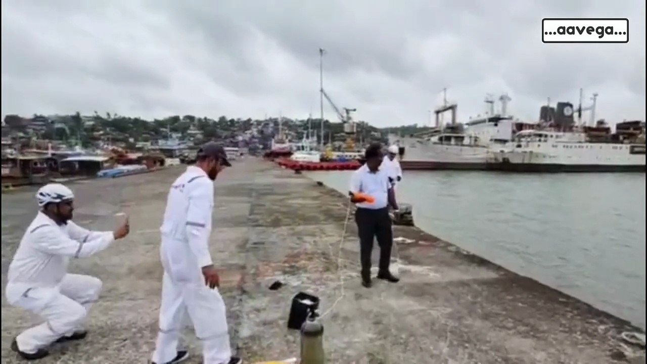 lifeguard water rescue techniques - Hand Throw Aavega Rescue Buoy.